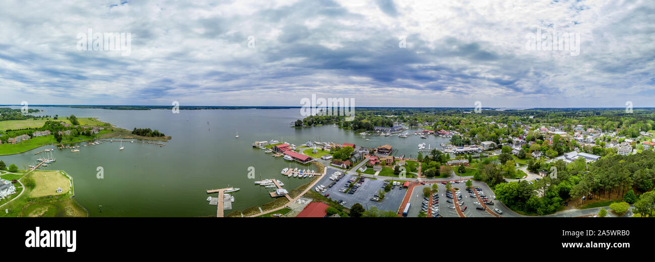 Panorama de l'antenne du chantier et le phare à St Michaels Harbour dans la baie de Chesapeake dans le Maryland Banque D'Images Panorama de l'antenne du chantier et le phare à St Michaels Harbour dans la baie de Chesapeake dans le Maryland Banque D'Images