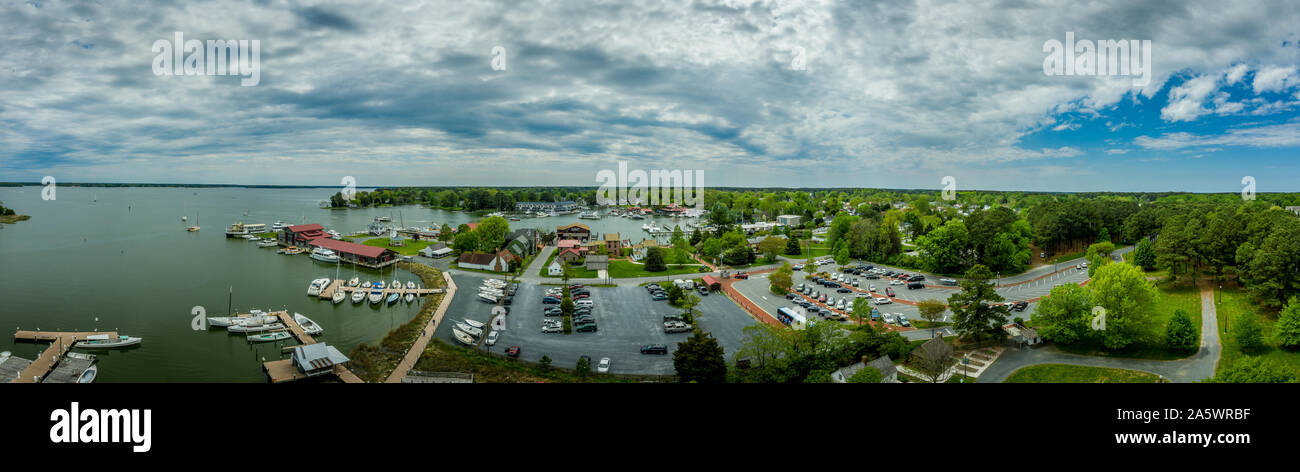 Panorama de l'antenne du chantier et le phare à St Michaels Harbour dans la baie de Chesapeake dans le Maryland Banque D'Images Panorama de l'antenne du chantier et le phare à St Michaels Harbour dans la baie de Chesapeake dans le Maryland Banque D'Images
