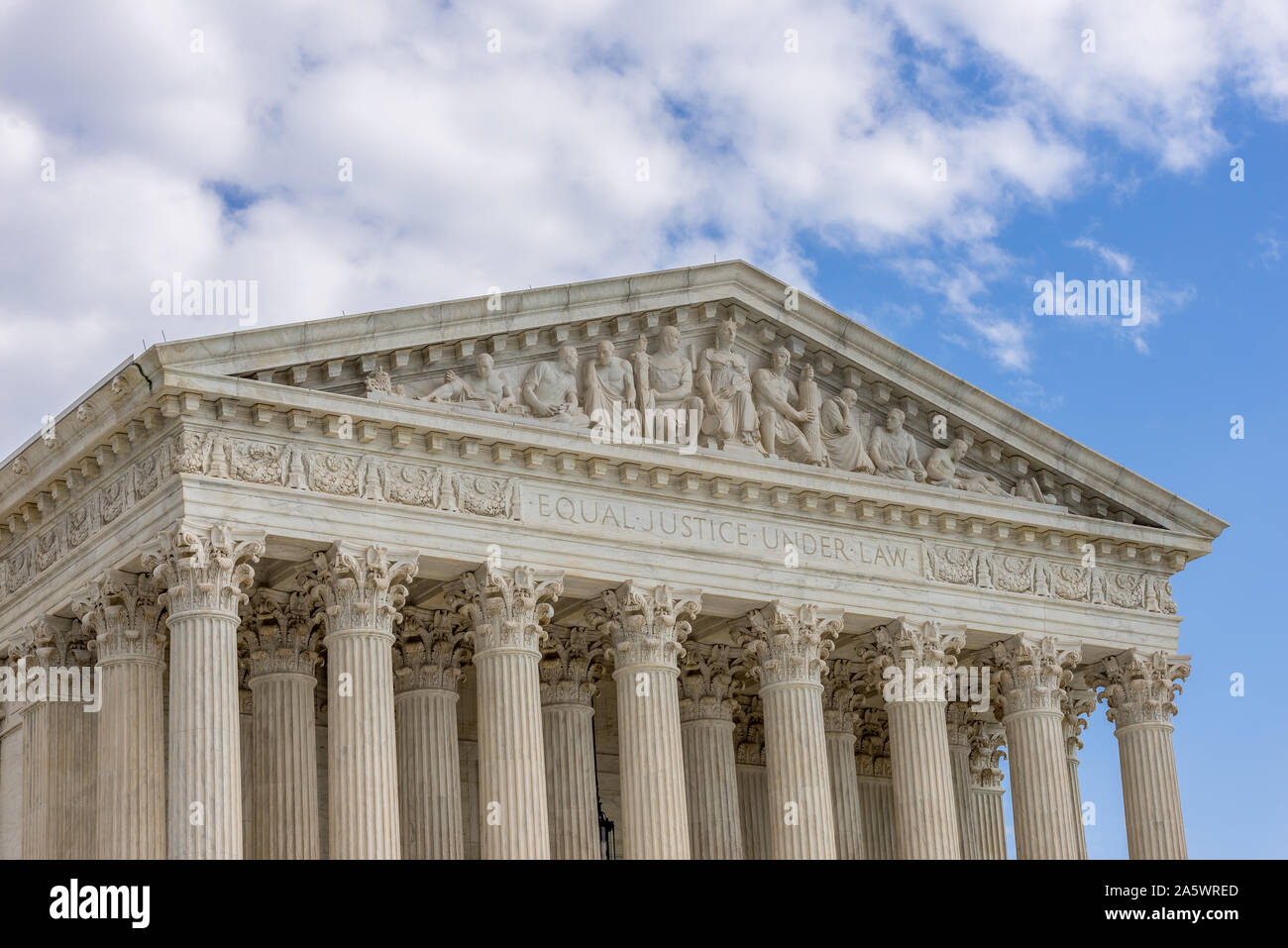 La cour suprême des États-Unis d'Amérique à Washington DC l'égalité La Justice, conformément à la loi avec blue cloudy sky Banque D'Images