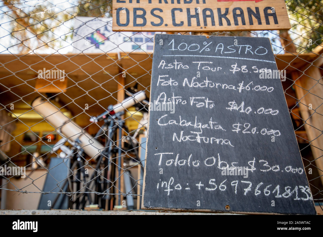 Un panneau posé à l'extérieur d'un observatoire pour observer les touristes, Pisco Elqui Valley , Chili Banque D'Images