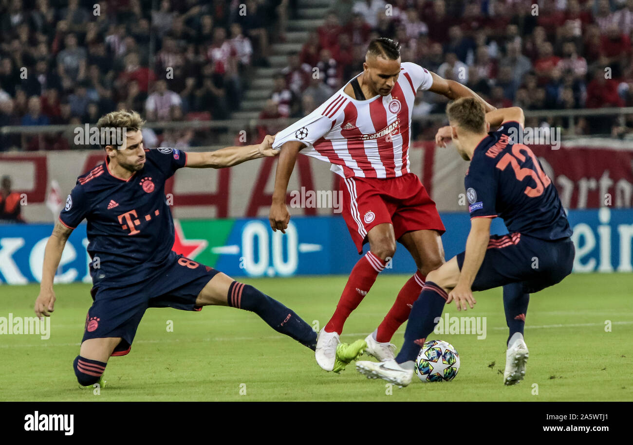 Le Pirée, Grèce. 22 octobre, 2019. L'Olympiacos' Youssef El Arabi (C) rivalise avec le FC Bayern Munich's Javi Martinez (L) au cours d'un match du groupe B de la Ligue des Champions 2019-2020 entre l'Olympiacos et le FC Bayern Munich au Pirée, Grèce, le 22 octobre 2019. Credit : Panagiotis Moschandreou/Xinhua/Alamy Live News Banque D'Images