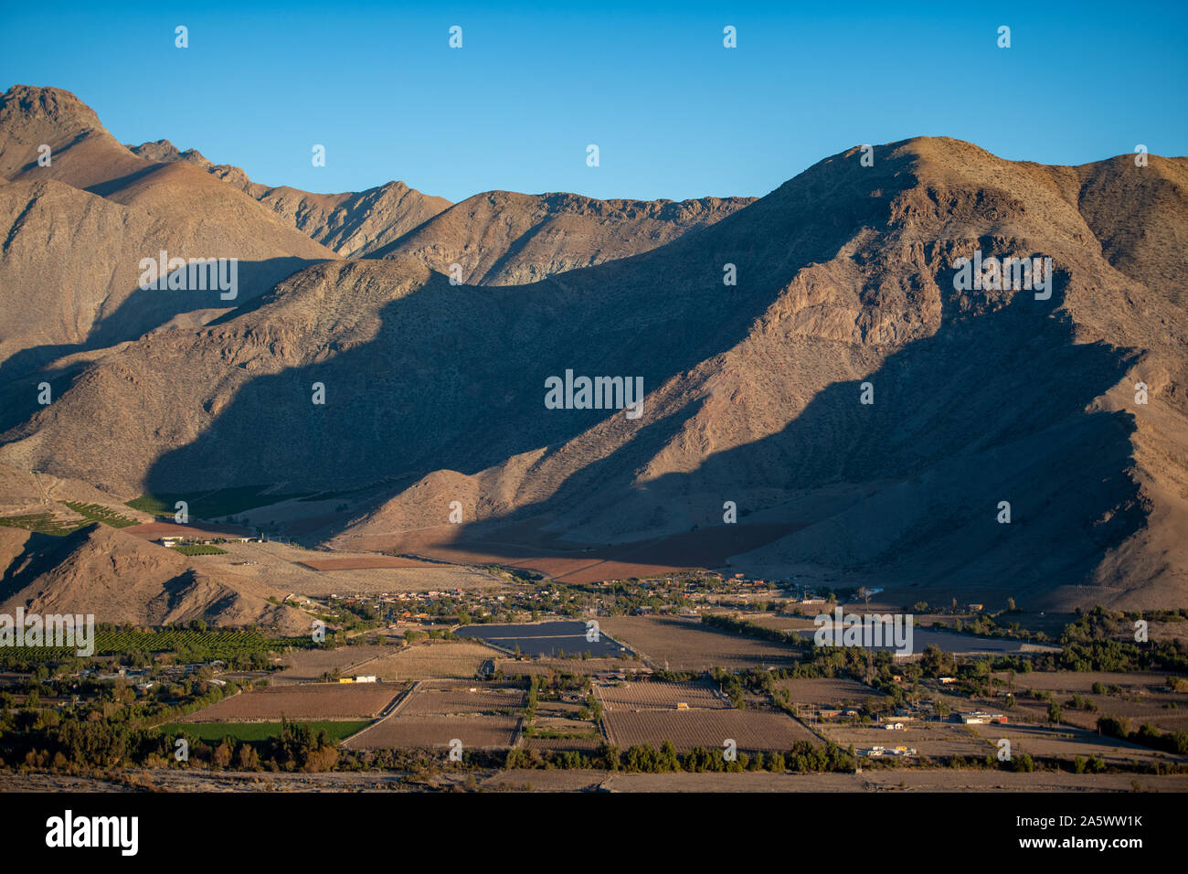 Une ville nichée dans l'ombre d'une montagne, le Pisco Elqui Valley , Chili Banque D'Images