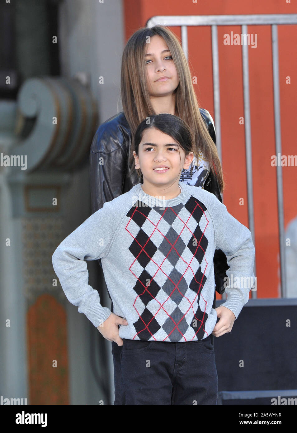 LOS ANGELES, CA. 26 janvier 2012 : Michael Jackson's fils Prince Michael II 'Blanket' Jackson & fille Paris sur Hollywood Boulevard où ils ont placé la main du père et empreintes de pas, à l'aide de ses chaussures et gant, dans le ciment dans la cour de l'Grauman's Chinese Theatre. Le Cirque du Soleil nouveau spectacle 'Michael Jackson THE IMMORTAL World Tour' créations à Los Angeles demain. © 2012 Paul Smith / Featureflash Banque D'Images