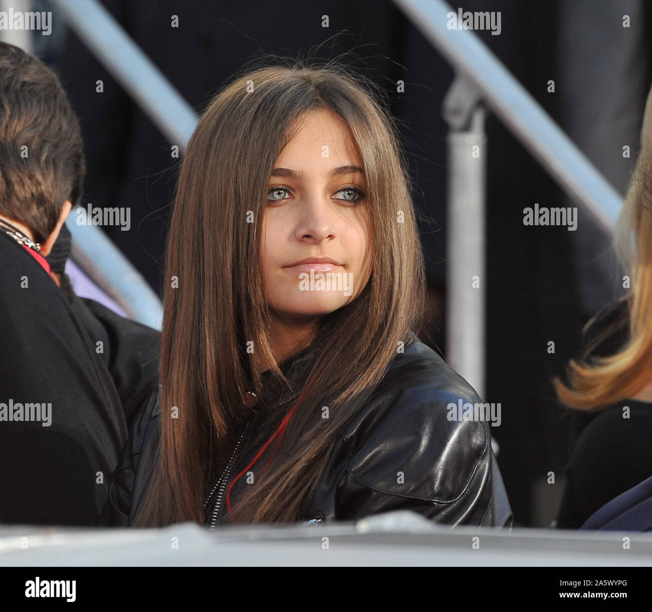 LOS ANGELES, CA. 26 janvier 2012 : la fille de Michael Jackson Paris Jackson sur Hollywood Boulevard où ils ont placé la main du père et empreintes de pas, à l'aide de ses chaussures et gant, dans le ciment dans la cour de l'Grauman's Chinese Theatre. Le Cirque du Soleil nouveau spectacle 'Michael Jackson THE IMMORTAL World Tour' créations à Los Angeles demain. © 2012 Paul Smith / Featureflash Banque D'Images