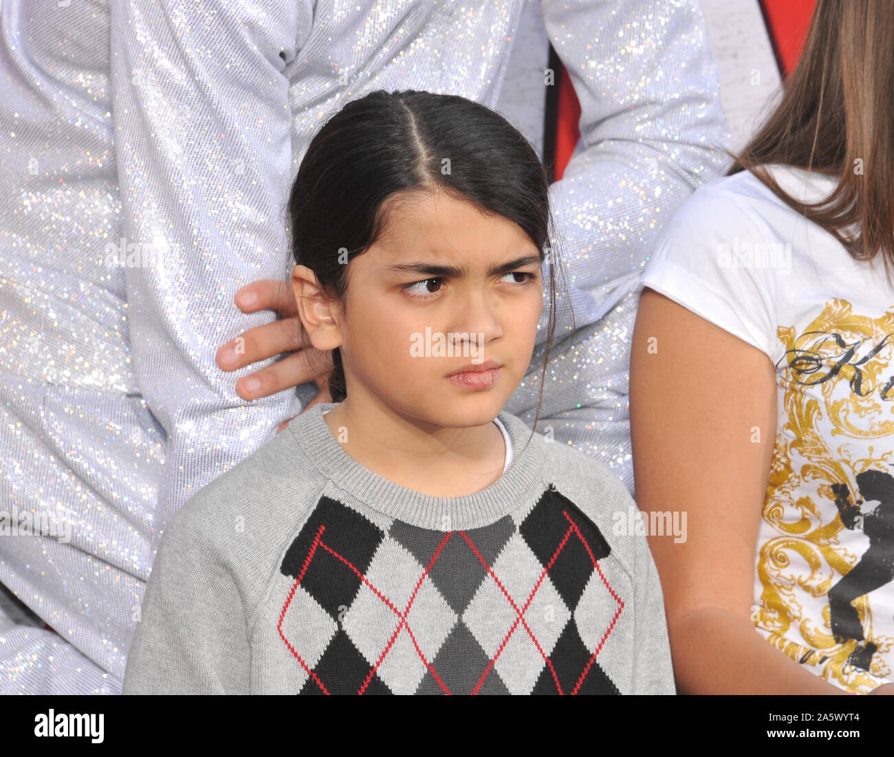 LOS ANGELES, CA. 26 janvier 2012 : Michael Jackson's fils Prince Michael II 'Blanket' Jackson sur Hollywood Boulevard où ils ont placé la main du père et empreintes de pas, à l'aide de ses chaussures et gant, dans le ciment dans la cour de l'Grauman's Chinese Theatre. Le Cirque du Soleil nouveau spectacle 'Michael Jackson THE IMMORTAL World Tour' créations à Los Angeles demain. © 2012 Paul Smith / Featureflash Banque D'Images