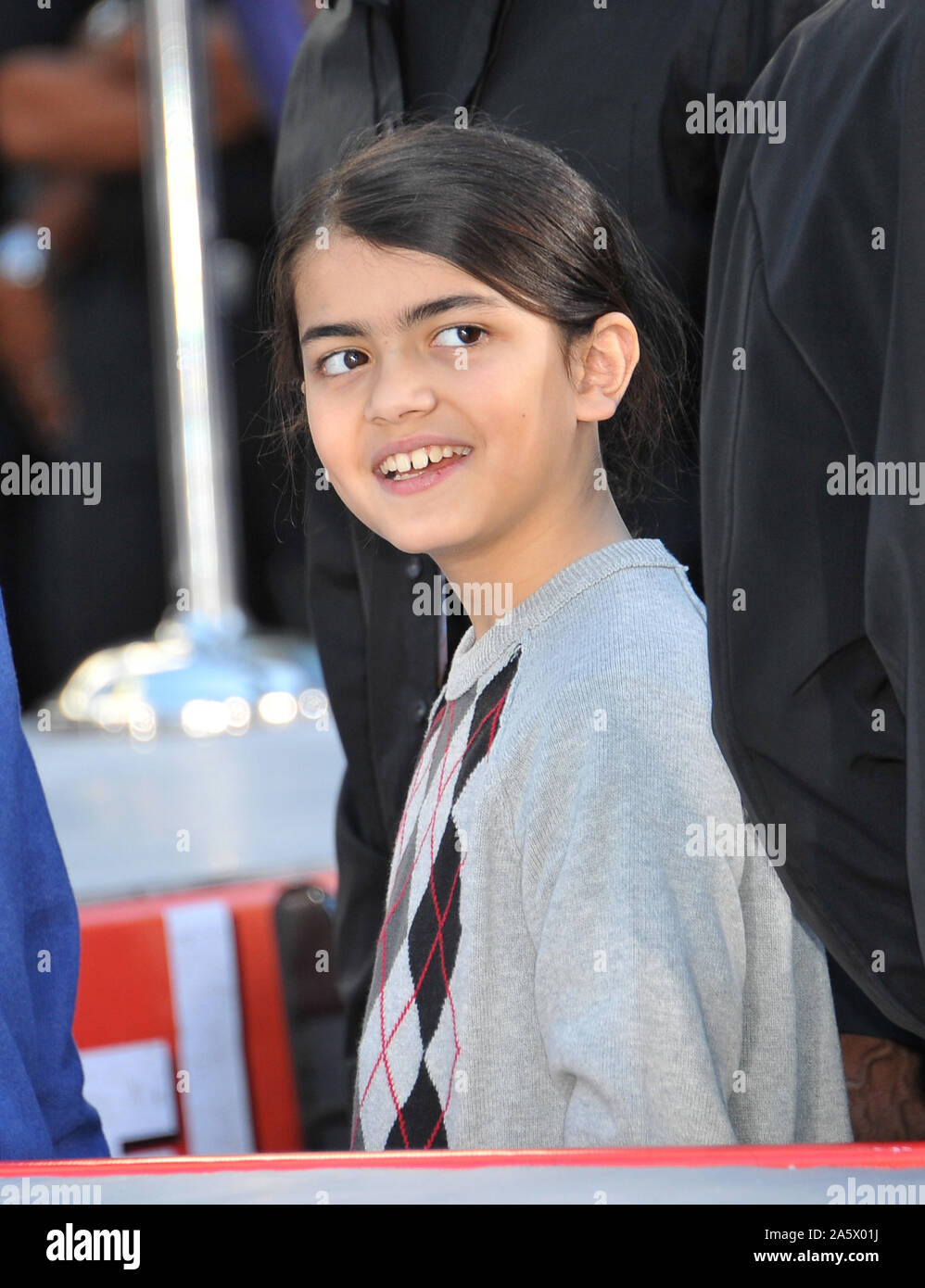 LOS ANGELES, CA. 26 janvier 2012 : Michael Jackson's fils Prince Michael II 'Blanket' Jackson sur Hollywood Boulevard où ils ont placé la main du père et empreintes de pas, à l'aide de ses chaussures et gant, dans le ciment dans la cour de l'Grauman's Chinese Theatre. Le Cirque du Soleil nouveau spectacle 'Michael Jackson THE IMMORTAL World Tour' créations à Los Angeles demain. © 2012 Paul Smith / Featureflash Banque D'Images