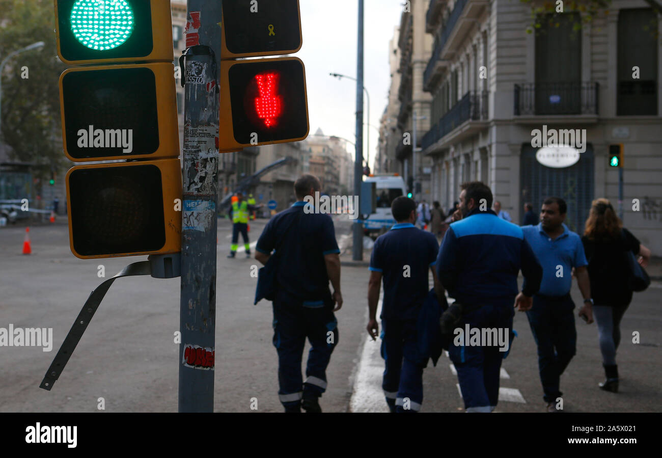 Feux de circulation inconvénient ou fondu bar terrasse pergolas après Barcelone manifestations indépendantistes d'incidents en octobre 2019 Banque D'Images