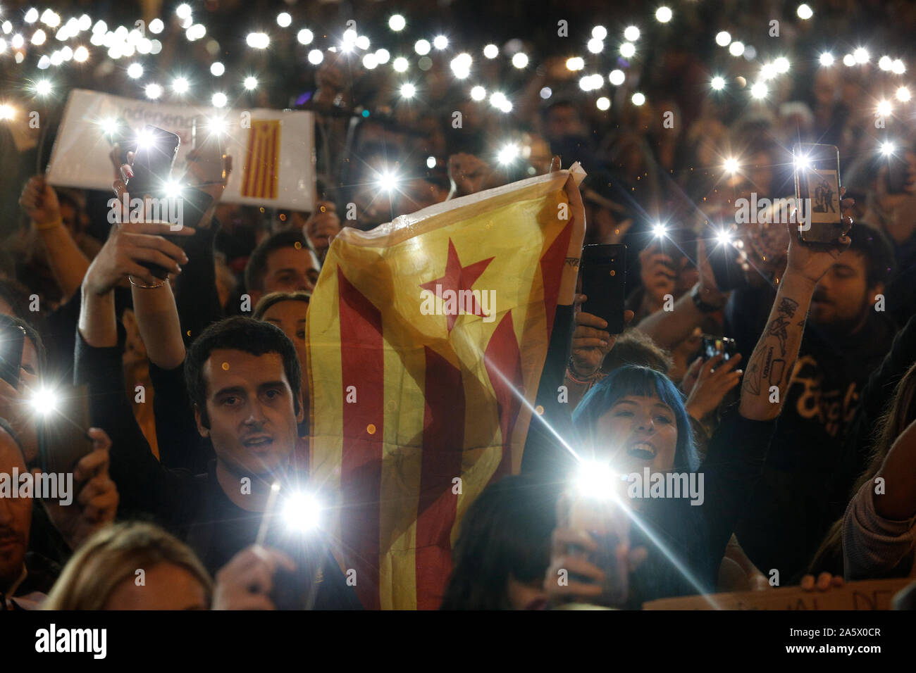 Des démonstrations de Barcelone indépendantistes après la phrase de l'Espagne en prison, le maintien de la cour politique catalan en prison depuis 2017 Banque D'Images