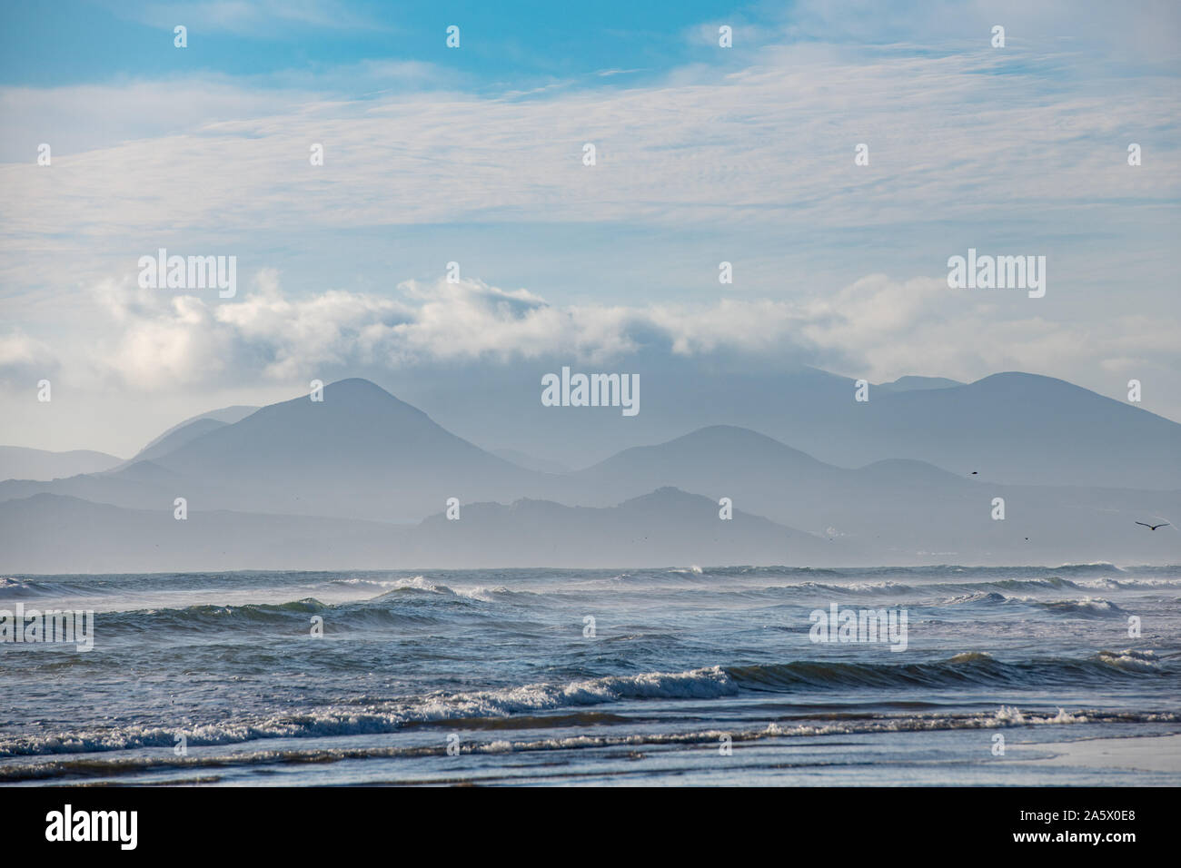 S'élèvent au-dessus de la mer, les vagues se briser sur les plages de La Serena, La Serena, Chili. Banque D'Images