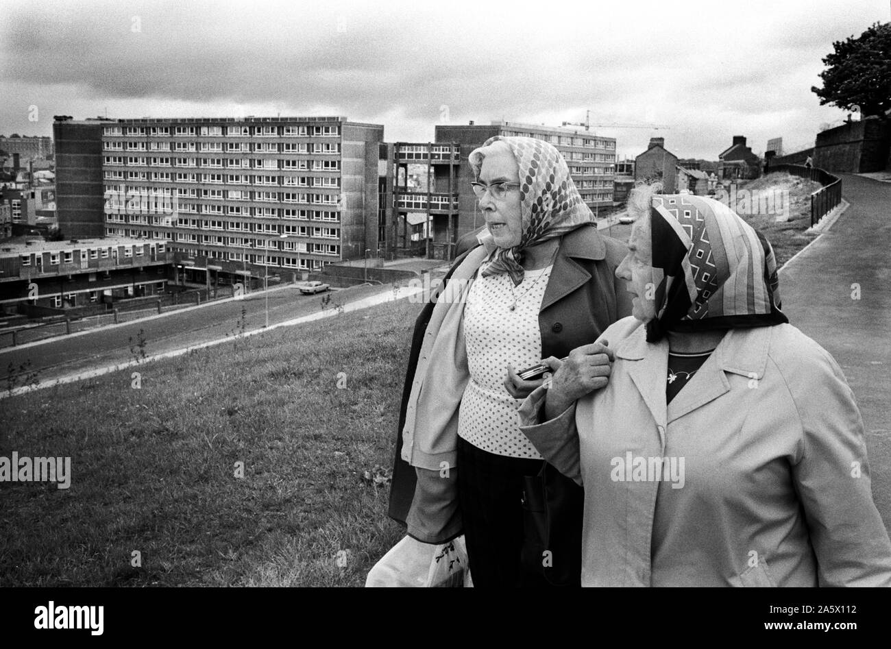 Bogside Derry Londonderry en Irlande du Nord. 70.Deux femmes protestantes regarder vers le bas à où leurs maisons dans Derry catholiques l'habitude d'être. Ils ont été déplacés en raison de la violence sectaire. Les Troubles 70 1979 UK HOMER SYKES Banque D'Images