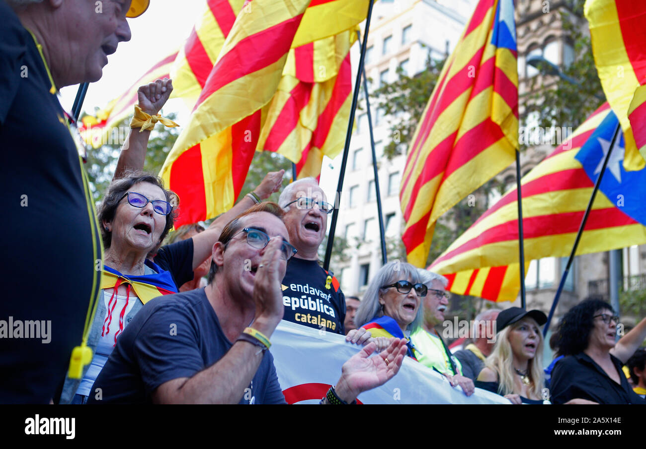 Les personnes âgées lors d'une manifestation de protestation à Barcelone contre la sentence du tribunal espagnol de garder en prison les politiciens catalans depuis le 20 octobre Banque D'Images