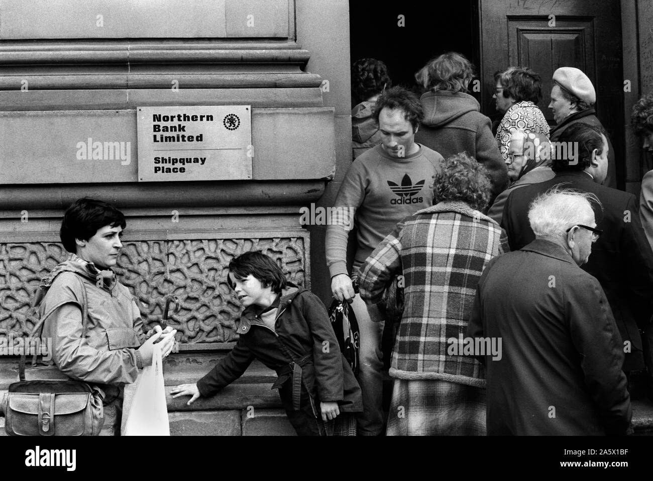 Derry, le Northern Bank Ltd. Les troubles des années 1970, l'heure du déjeuner clients essaient de faire la banque, pour des raisons de sécurité, seuls quelques-uns sont autorisés à la fois en 1979. HOMER SYKES Banque D'Images