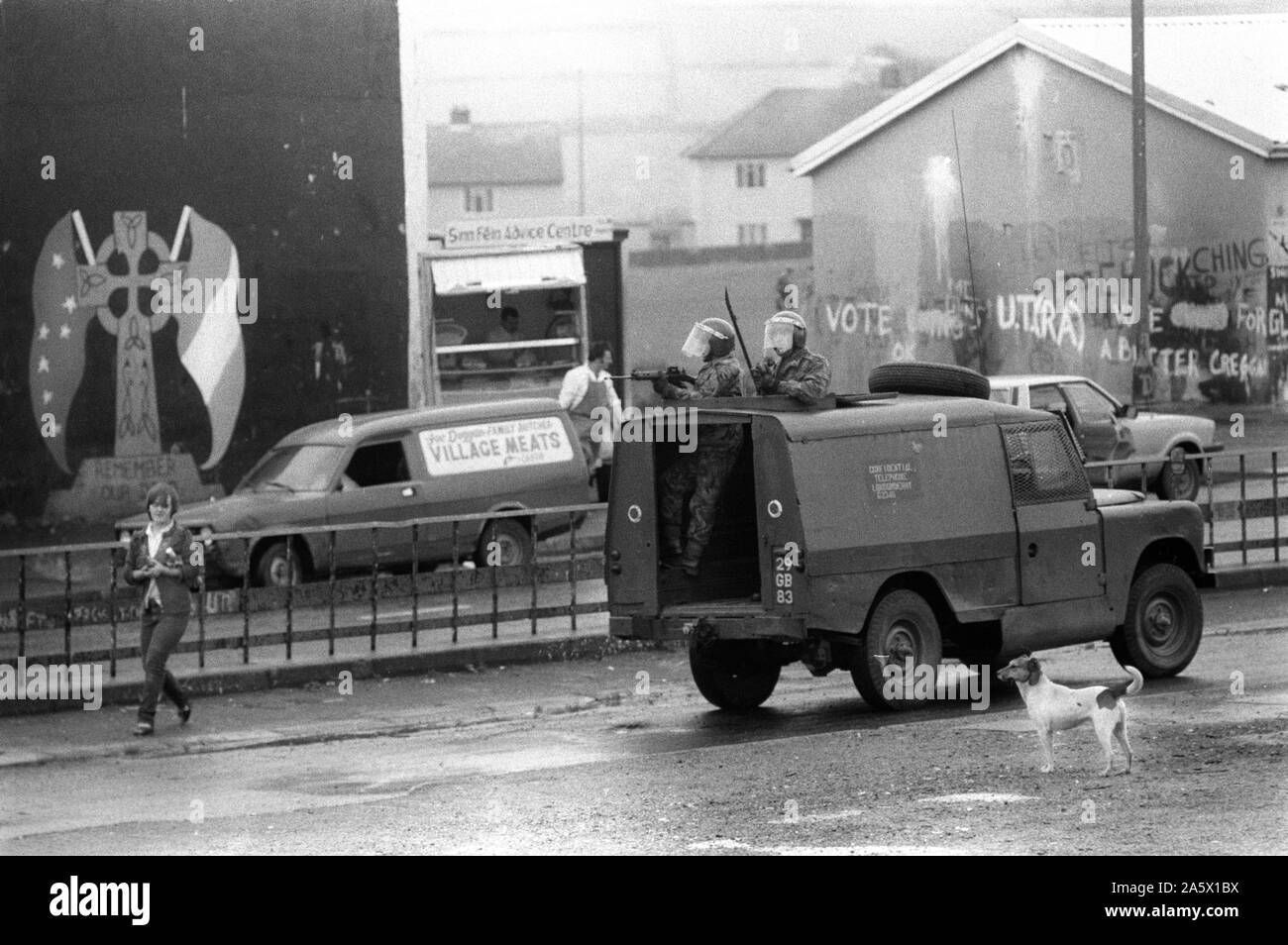 Les troubles des années 1980 troupes britanniques Derry Irlande du Nord Londonderry 1983 soldats britanniques en patrouille dans un véhicule blindé des années 80 HOMER SYKES Banque D'Images