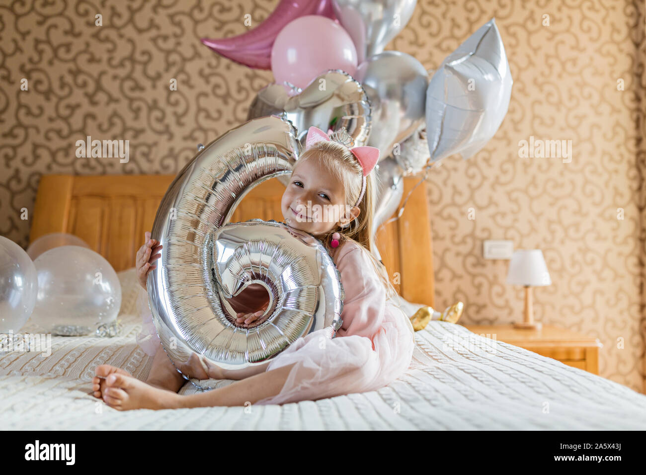 Tourne A L Interieur De La Jolie Petite Fille Joyeuse Avec Des Cheveux Blonds Celebrer 6 Ans Anniversaire Avec Des Ballons Porter Des Vetements De Mode Ont Excite Photo Stock Alamy