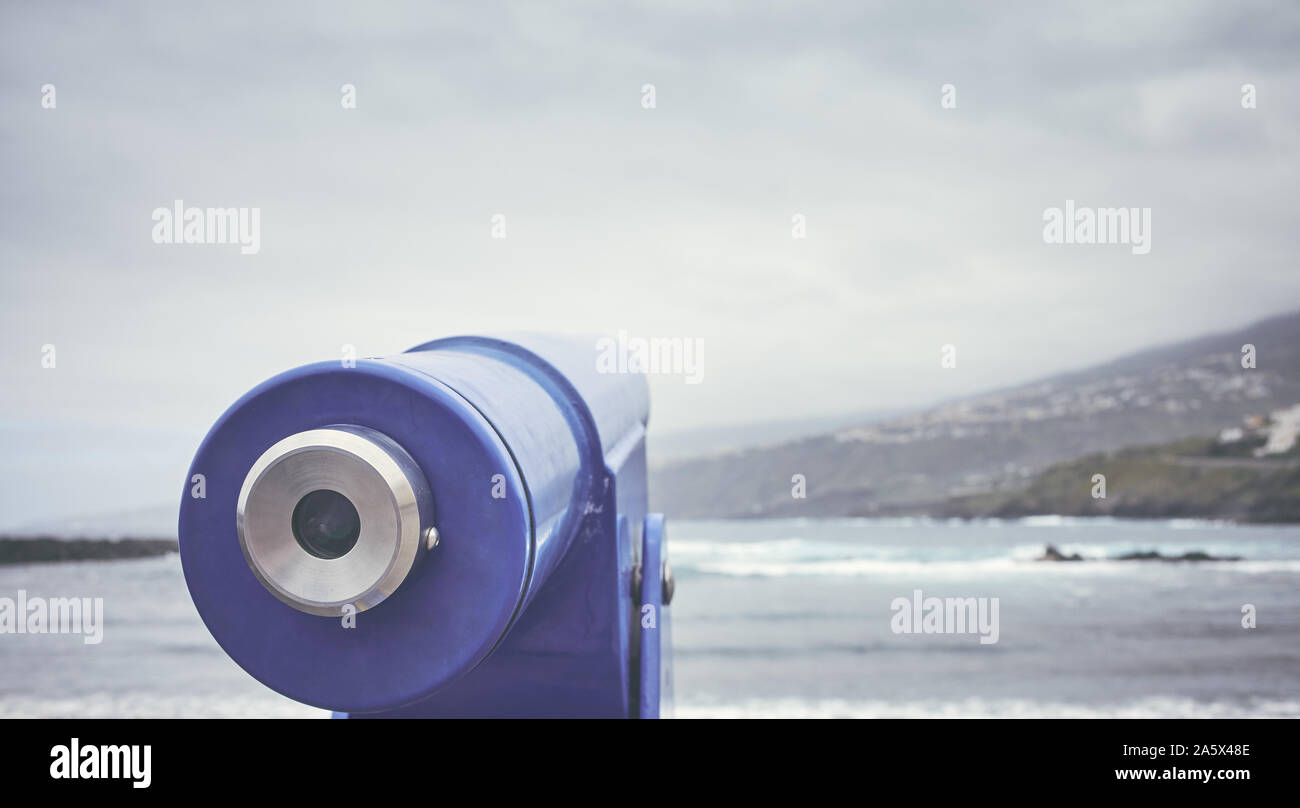 Pointage du télescope à l'horizon sur une plage, selective focus, harmonisation des couleurs appliquées, Tenerife, Espagne. Banque D'Images