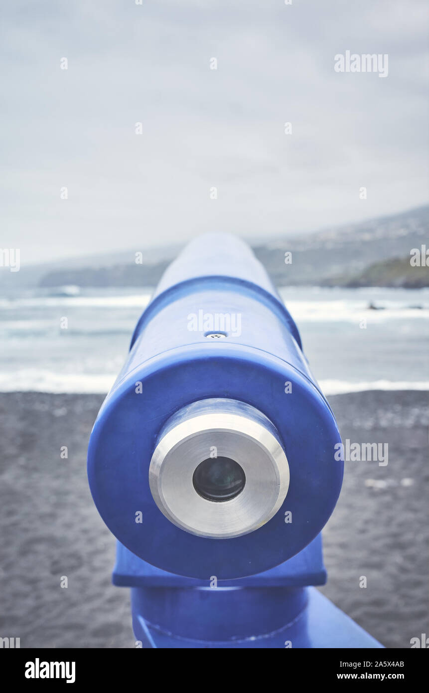 Pointage du télescope à l'horizon sur une plage volcanique, selective focus, harmonisation des couleurs appliquées, Tenerife, Espagne. Banque D'Images