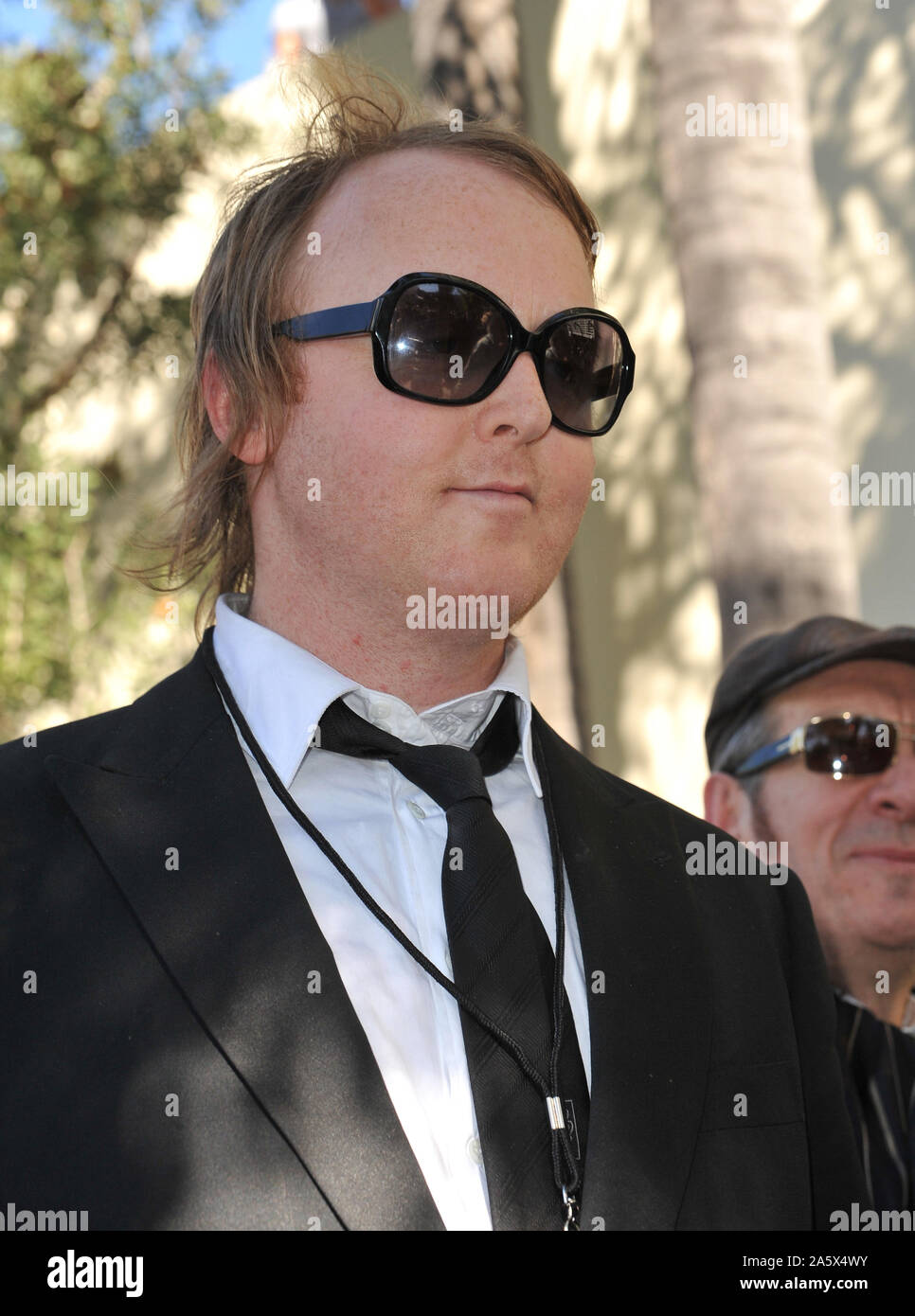 LOS ANGELES, CA. 09 février 2012 : James McCartney (fils de Paul McCartney) sur Vine Street, à l'extérieur de Capitol Records, où Paul a été honoré avec le 2,460ème étoile sur le Hollywood Walk of Fame. © 2012 Paul Smith / Featureflash Banque D'Images