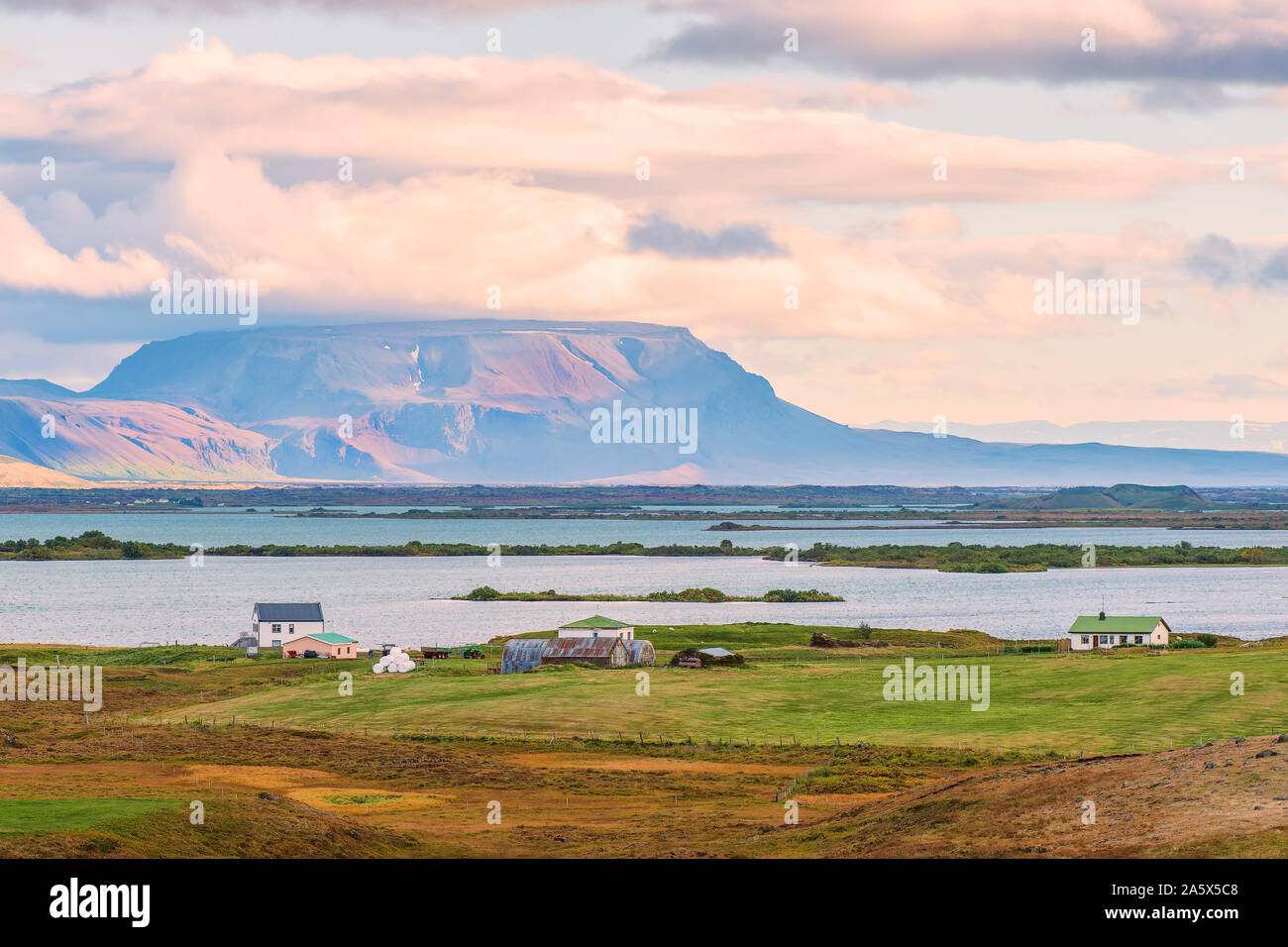 Vue du mont Blafjall et lac Myvatn en campagne islandaise Banque D'Images