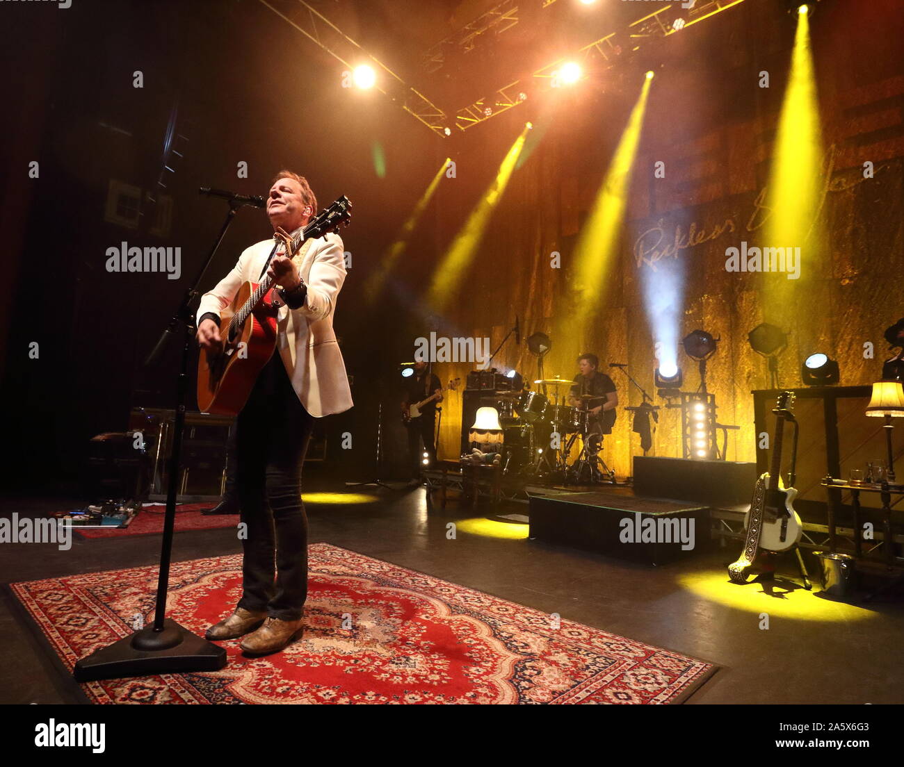 Londres, Royaume-Uni. 22 octobre, 2019. Acteur Kiefer Sutherland effectue vivent dans un concert au London's O2 Shepherds Bush Empire. Credit : SOPA/Alamy Images Limited Live News Banque D'Images