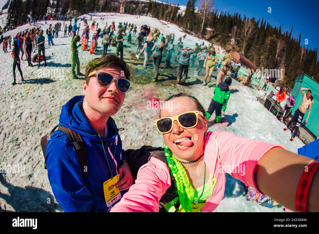 Sheregesh, Moscow, Russie - 13 Avril 2019 : Jeune femme avec des cheveux verts prend avec son ami selfies sur Holi festival Banque D'Images
