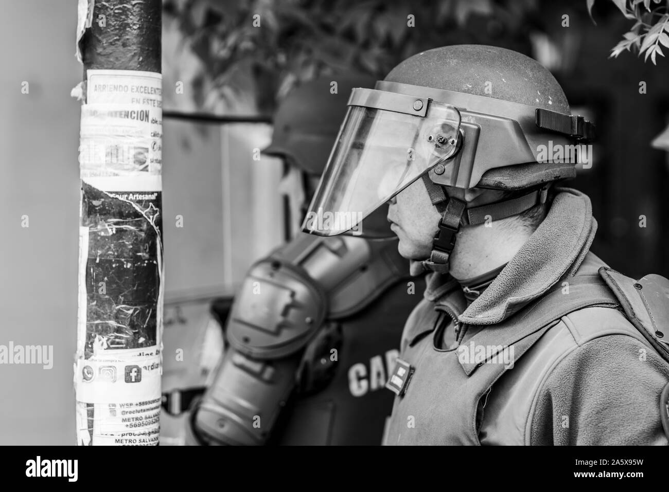 Au cours des affrontements portrait carabiniers entre police et manifestants à Santiago rues pendant les dernières émeutes d'octobre 2019 à Santiago, Chili Banque D'Images