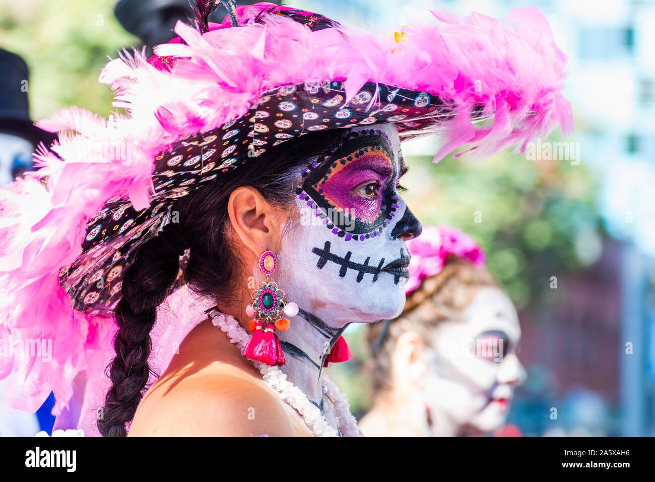 Oct 20, 2019 San Jose / CA / USA - Portrait d'une femme avec du sucre-crâne, participant à Dia de Los Muertos (Jour des Morts) procession taki Banque D'Images