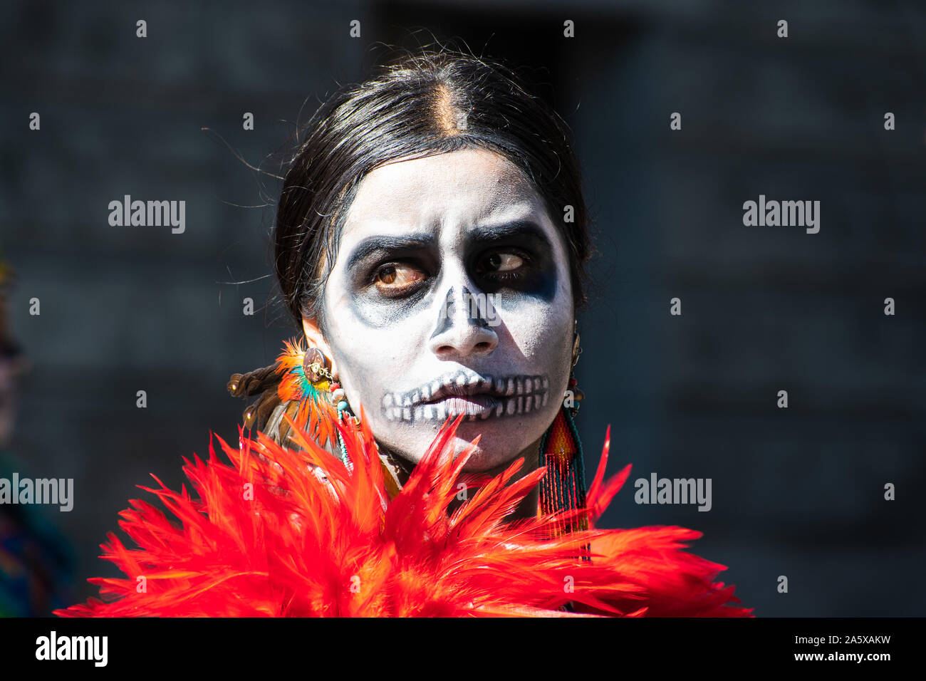 Oct 20, 2019 San Jose / CA / USA - Portrait d'une femme avec du sucre-crâne, participant à Dia de Los Muertos (Jour des Morts) procession taki Banque D'Images