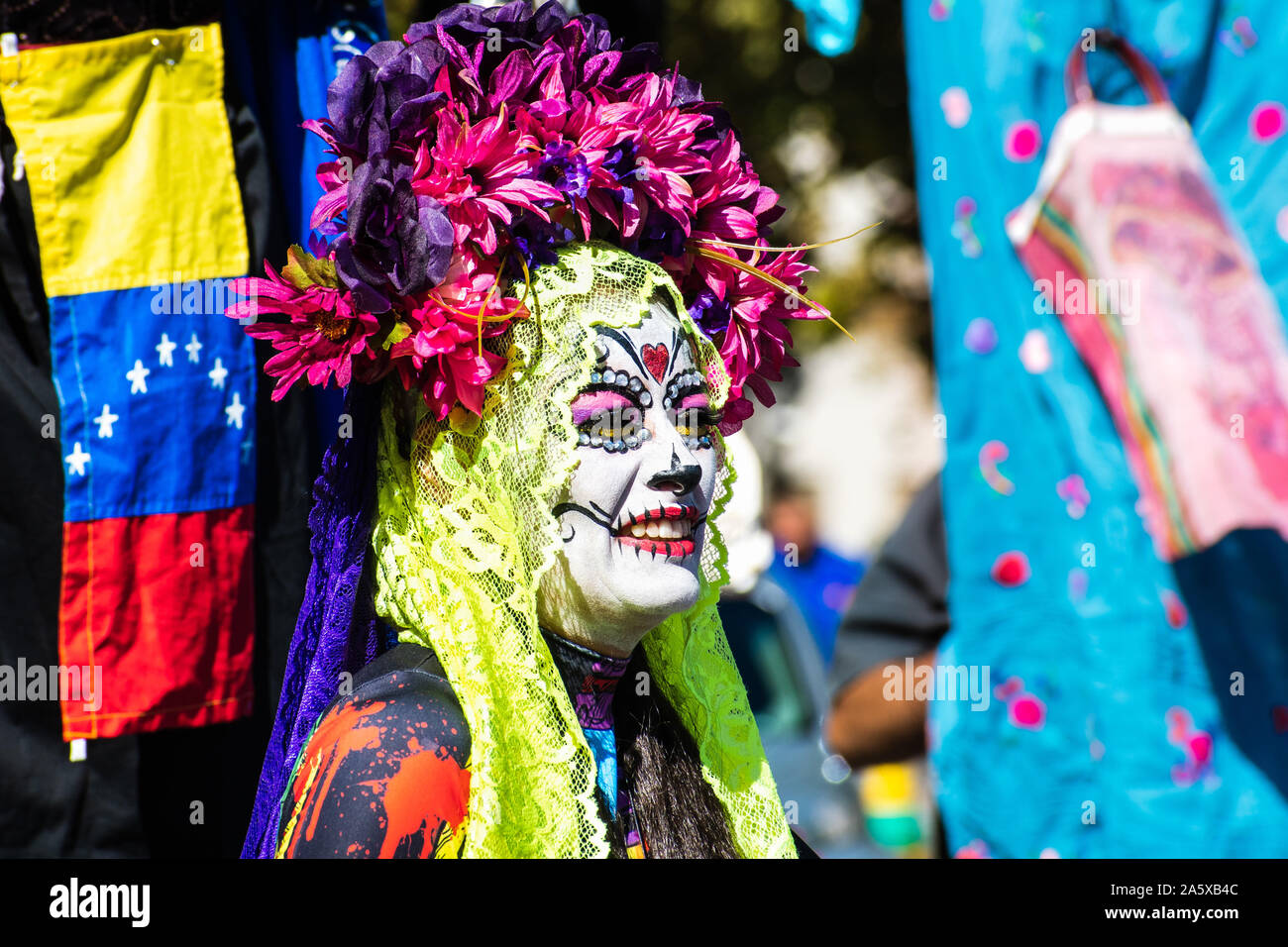 Oct 20, 2019 San Jose / CA / USA - Portrait d'une femme avec du sucre-crâne, participant à Dia de Los Muertos (Jour des Morts) procession taki Banque D'Images