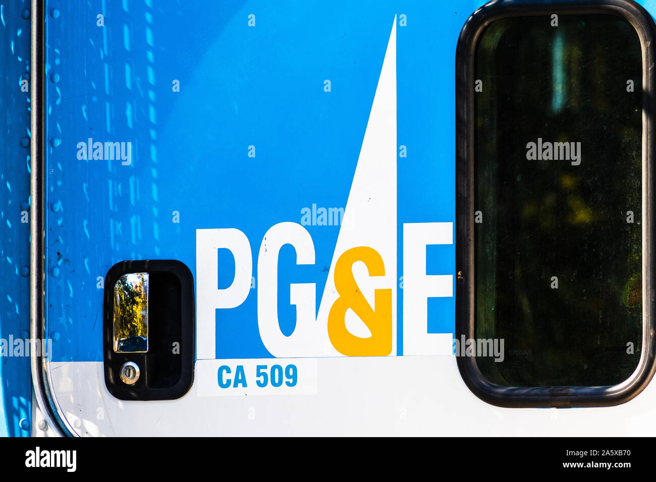 Oct 22, 2019 Sunnyvale / CA / USA - A proximité de PG&E (Pacific Gas and Electric) affiche sur l'un de leurs véhicules de service Banque D'Images