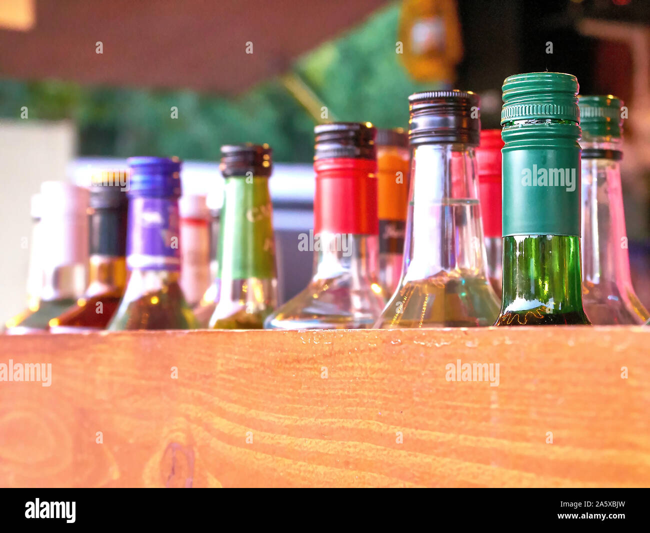 Fruits, bouteilles d'alcool dans un bar caribian Banque D'Images