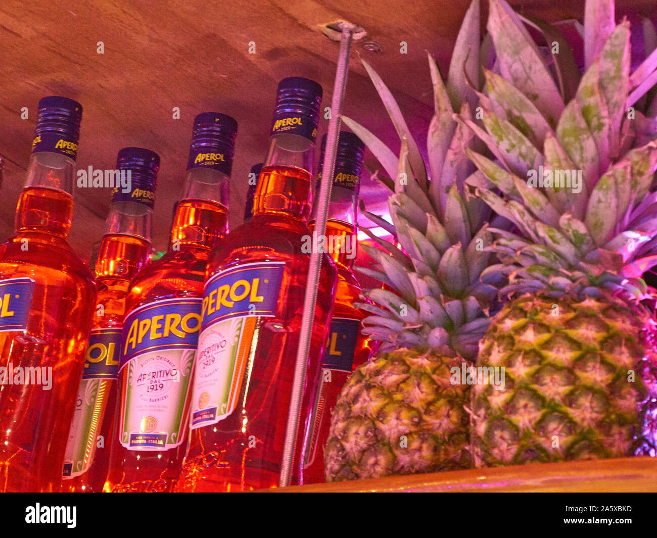 Fruits, bouteilles d'alcool dans un bar caribian Banque D'Images