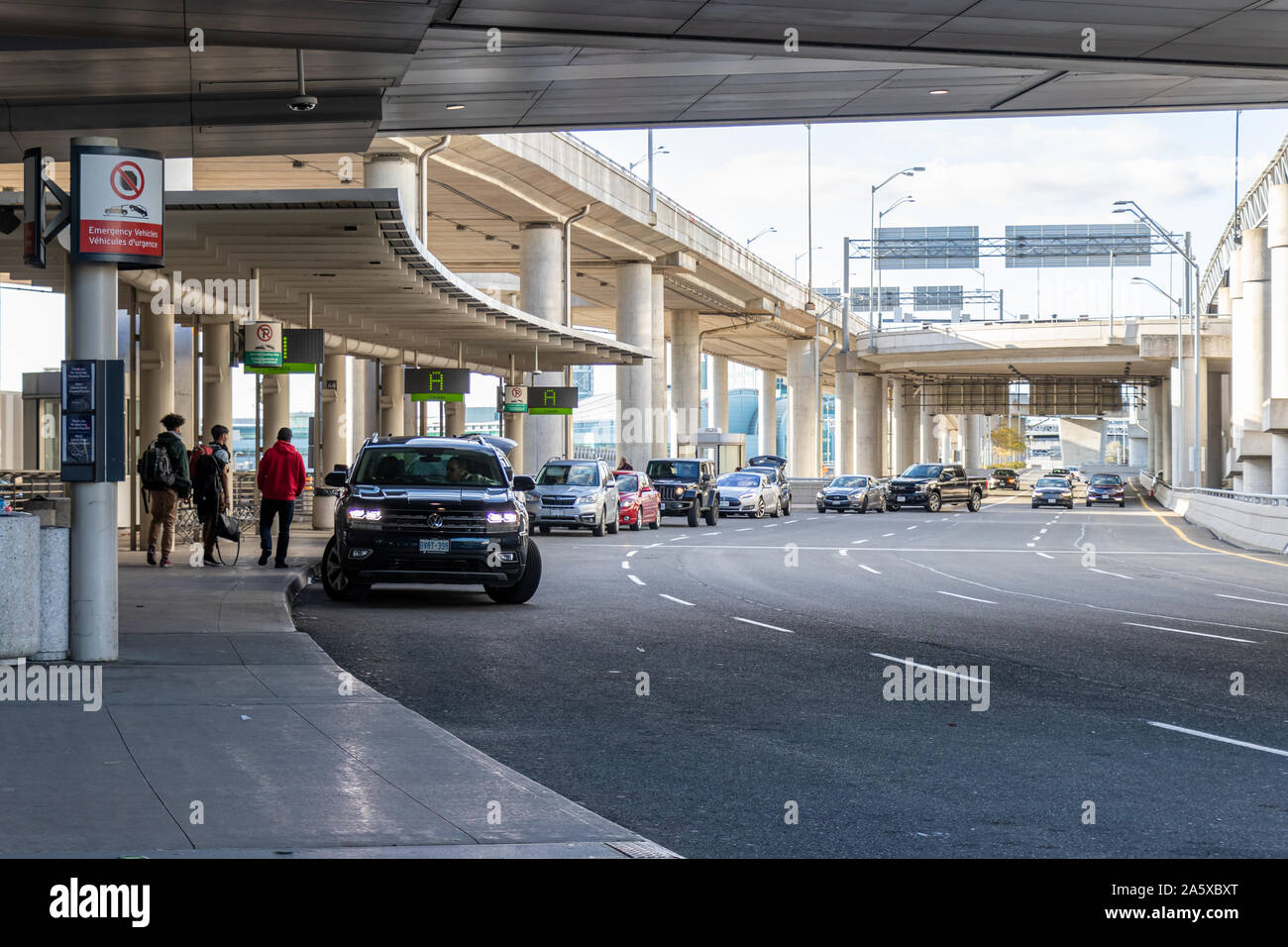 Zone de ramassage des passagers très fréquentée à l'aéroport international Pearson de Toronto. Aéroport, terminal 1. Banque D'Images