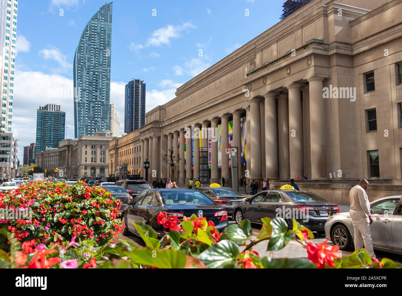 Fleurs fleuries sur la rue Front, dans le centre-ville de Toronto, devant la station Union de Toronto, par une journée ensoleillée. Banque D'Images