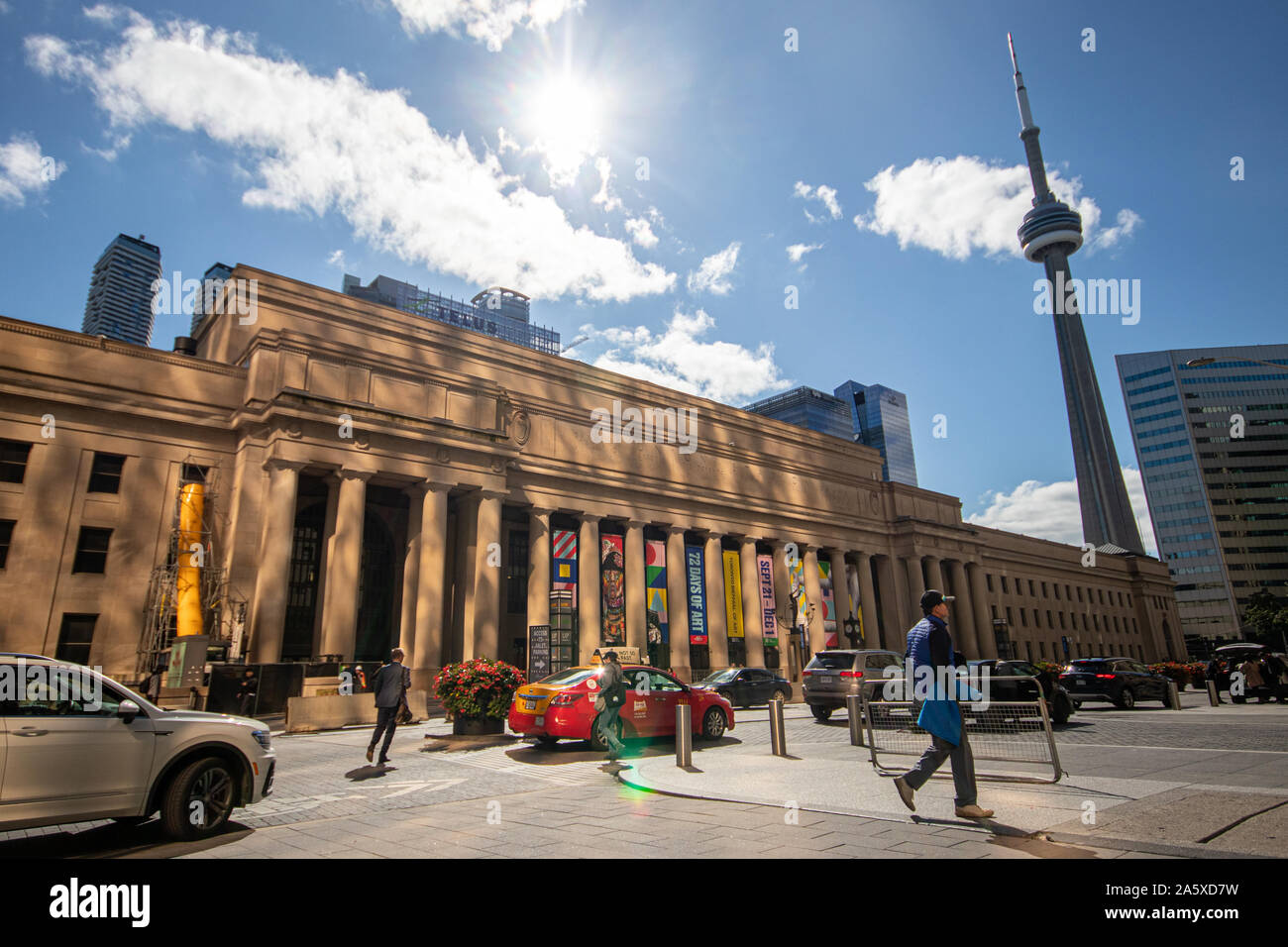 Tour CN derrière la station Toronto Union sur un bel après-midi ensoleillé de l'automne dans la capitale de l'Ontario. Banque D'Images