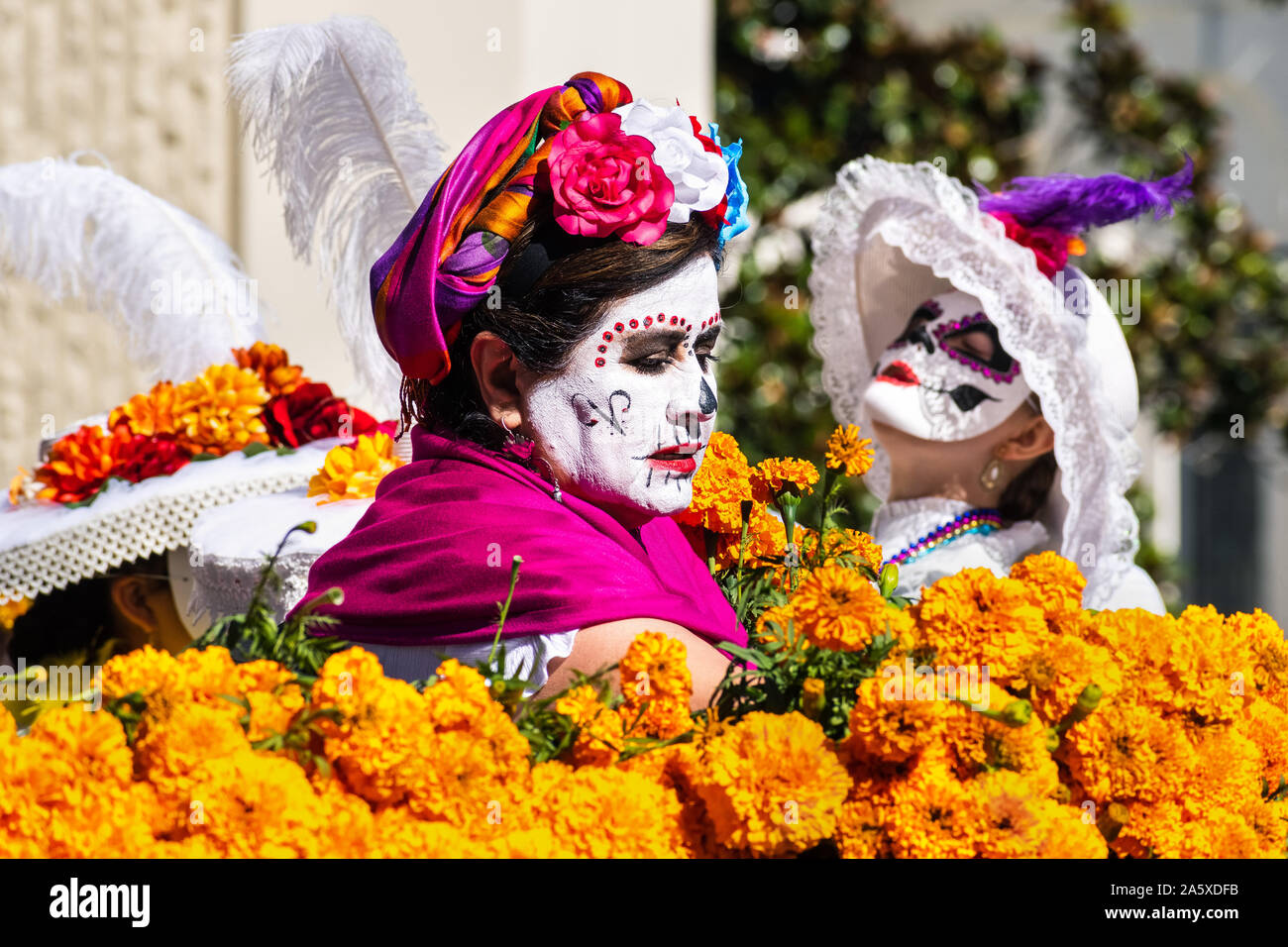 Oct 20, 2019 San Jose / CA / USA - Les femmes avec du sucre-crâne, participant à Dia de Los Muertos (Jour des Morts) procession entouré par Mari Banque D'Images