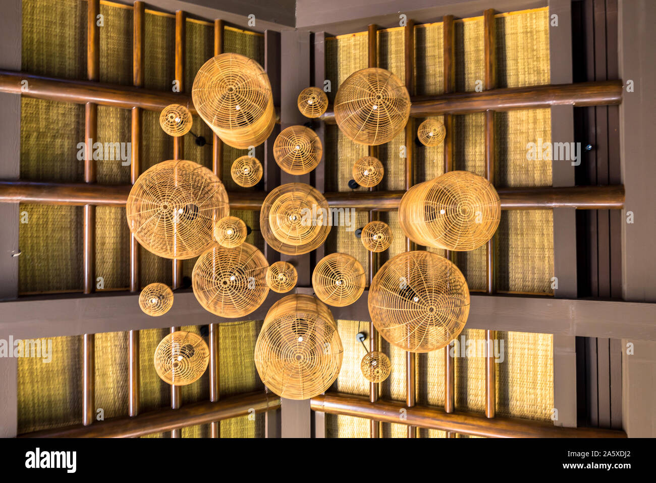 Plafond éclairage rotin tissé à la main, décoration de meubles en rotin oriental donnant sens piscine Banque D'Images