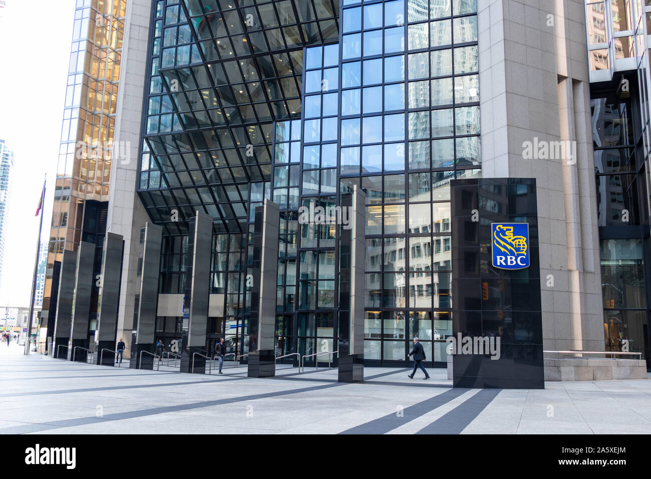 Base de RBC Plaza au centre-ville de Toronto, un après-midi ensoleillé. Banque D'Images