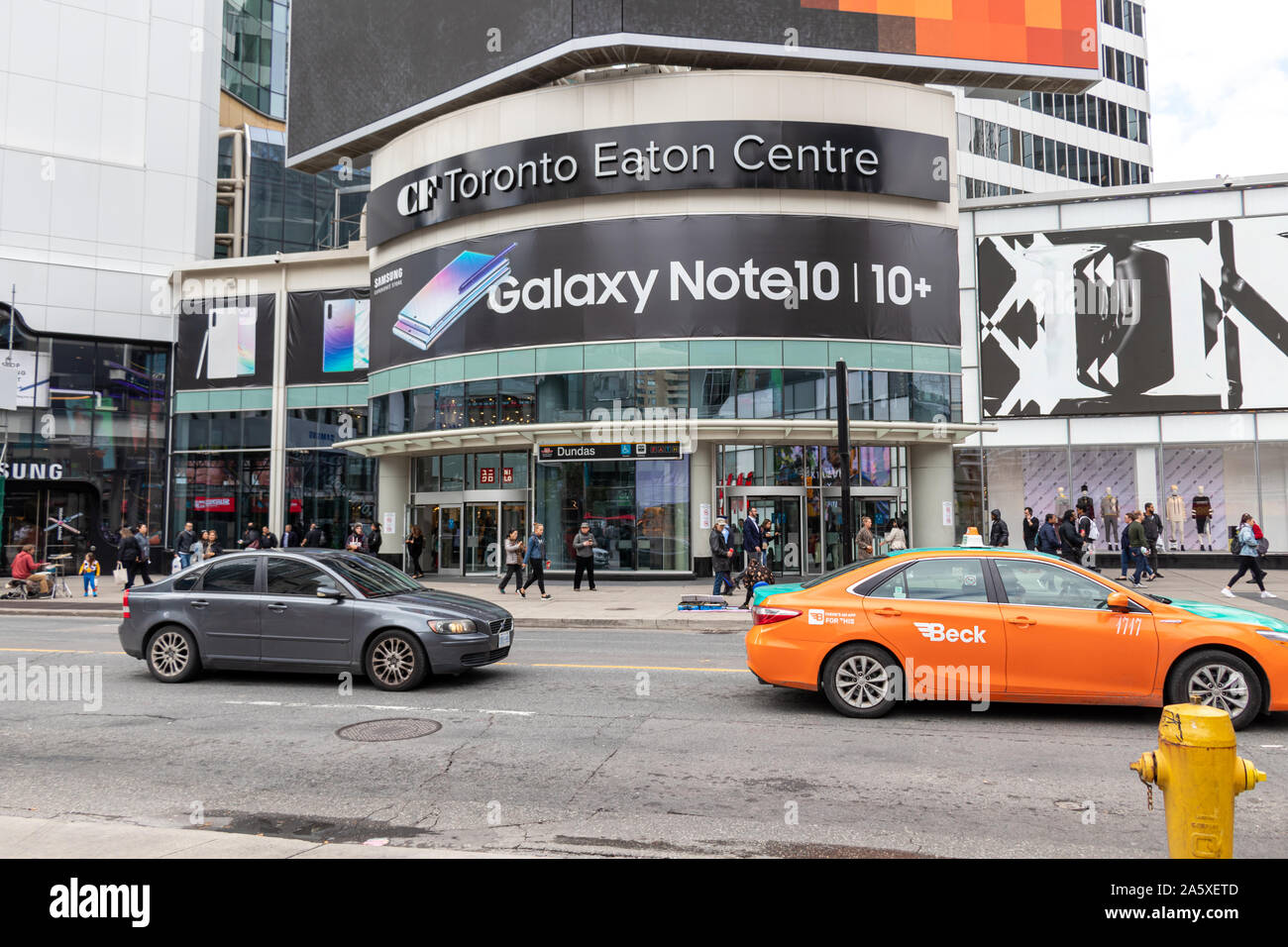 Devant le Centre Eaton de Toronto des FC, un après-midi animé à Young-Dundas Square. Banque D'Images