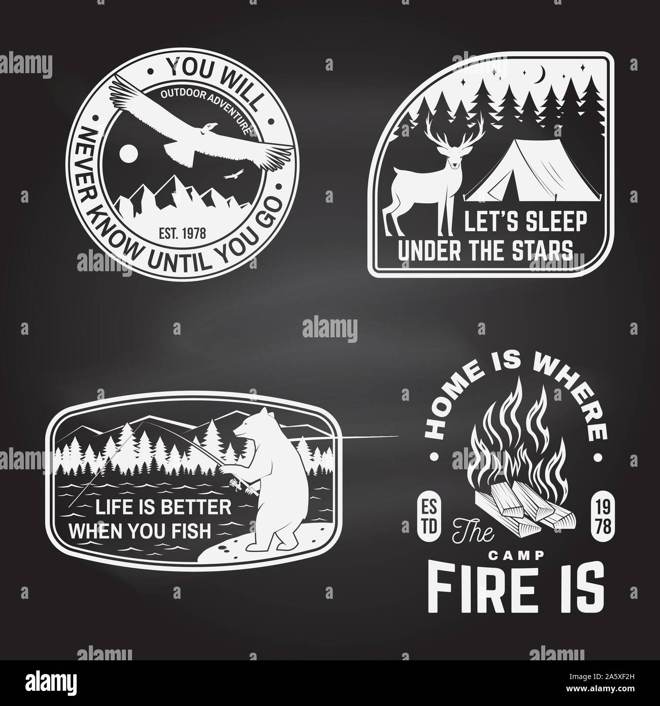 Jeu d'aventure de plein air précédemment au tableau. Vector illustration. Concept pour chemise ou le logo, l'impression. Vintage design avec ours pêche, montagnes, feu de camp, tente, condor et silhouette de la forêt. Illustration de Vecteur