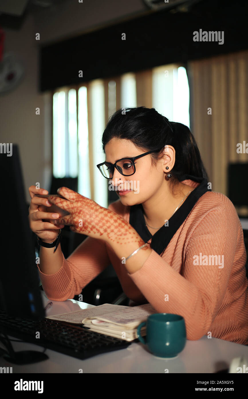 Young businesswoman sitting at desk travaillant à l'aide d'ordinateur moderne, fille au bureau exécutif. Banque D'Images