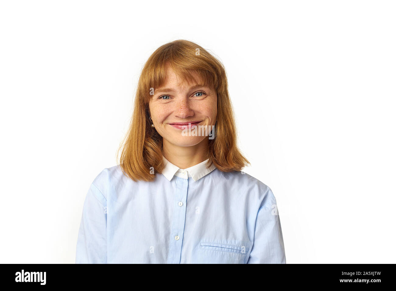 Close up portrait of young belle redhead girl in white shirt smiling at camera. Copier l'espace. Isolé sur fond blanc. Banque D'Images