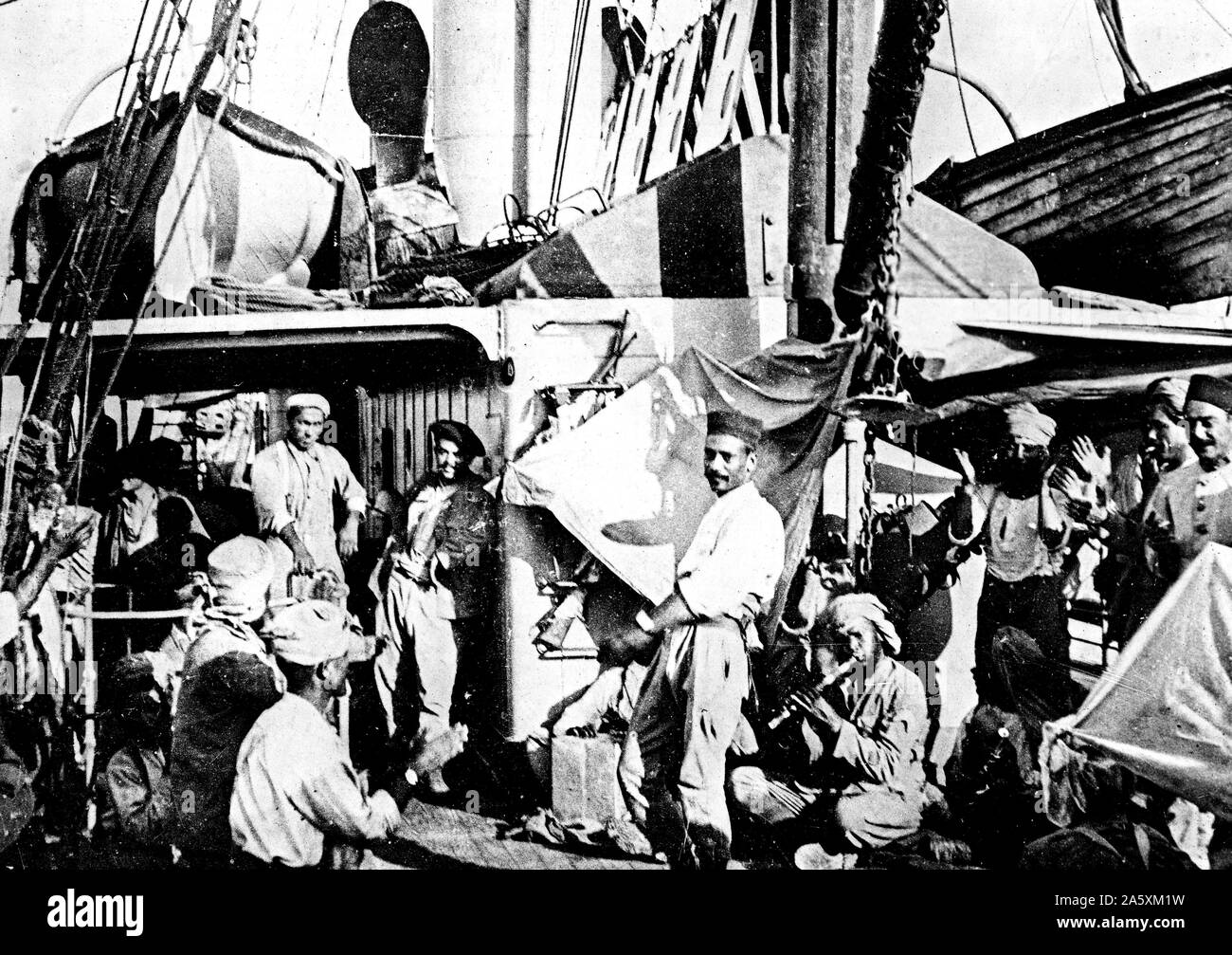 Les soldats d'Arabie du Royaume du Hedjaz, à bord d'un navire français en Mer Rouge ca. 1918-1919 Banque D'Images