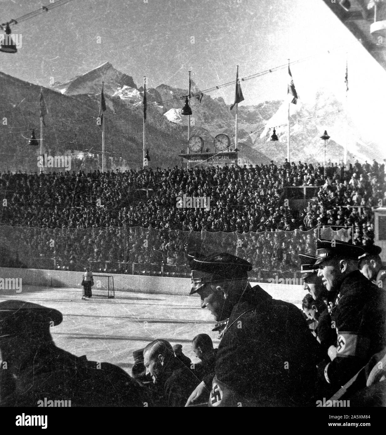 Eva Braun Collection - (album 1) - soldats nazis assister à un match de hockey en Allemagne ca. Années 1930 ou au début des années 1940 Banque D'Images