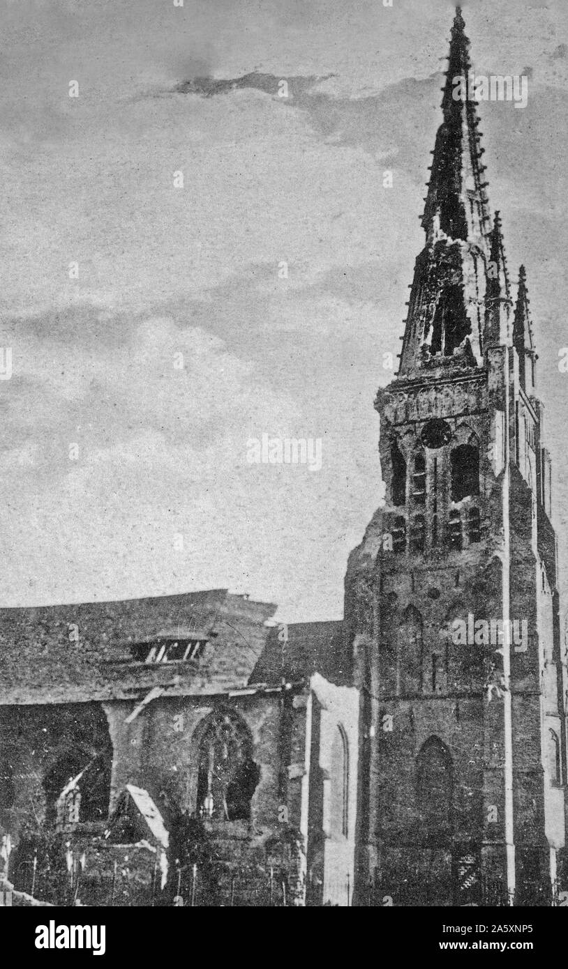 Une église en ruine dans le village d'Ypres, en France, ca. 1914-1918 Banque D'Images