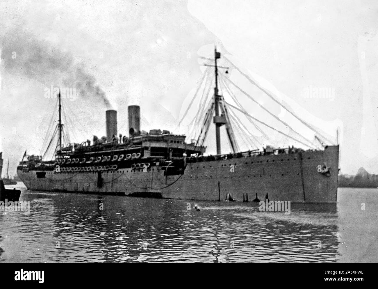 S.S. POCAHONTAS LAISSANT BASSENS Docks pour U.S.A. chargé pendant la nuit. Bordeaux, Gironde, France ca. Décembre 1918 Banque D'Images