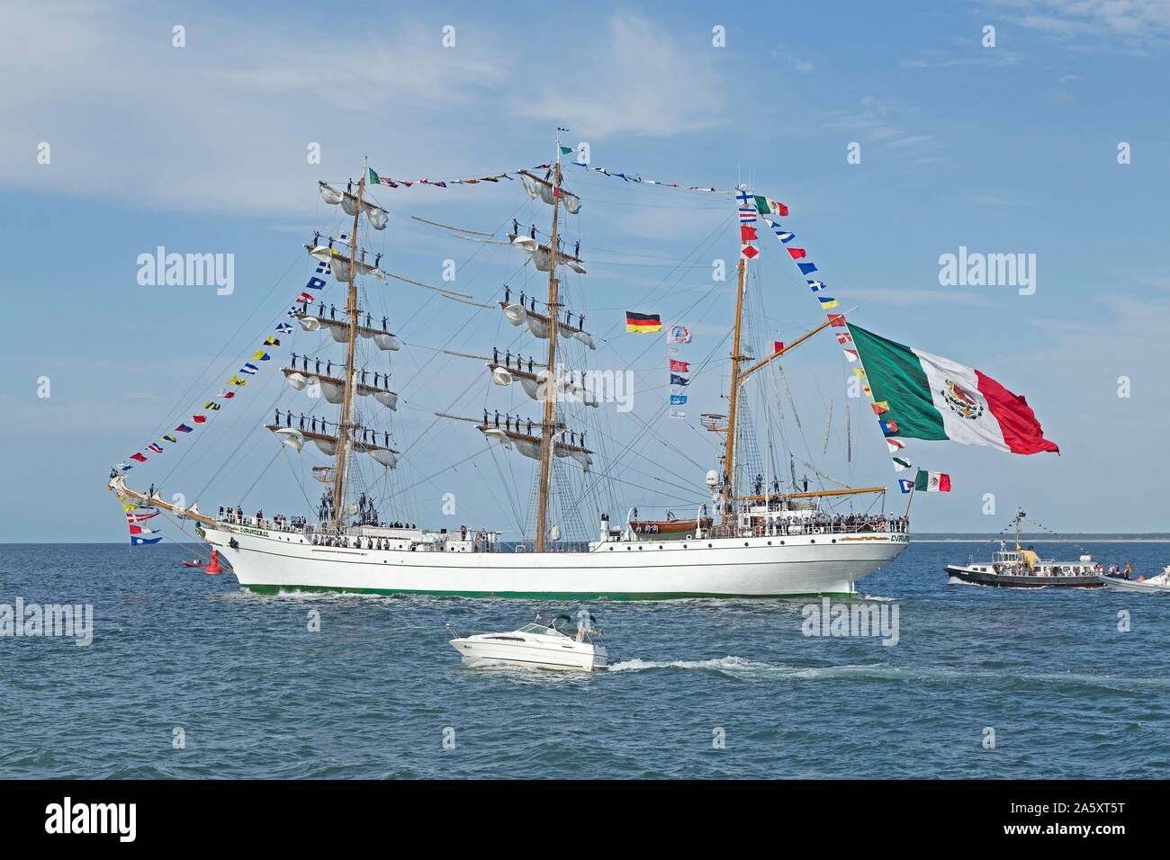 Écorce mexicain Cuauhtemoc quitte le Hanse Sail avec les marins dans les mâts, de Warnemunde, Rostock, Mecklembourg-Poméranie-Occidentale, Allemagne Banque D'Images