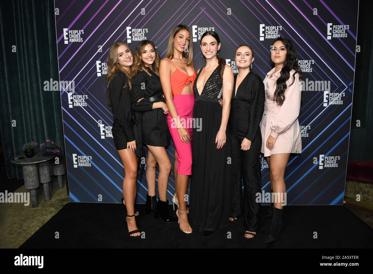 Munich, Allemagne. 22 octobre, 2019. Les influenceurs Anna Klinski (l-r) ; Sarah Sunita, Sara Leutenegger Kimberly Budinsky, Emily Envogue, Melisa Tatar Caroline debout sur la moquette noire au People's Choice Award 'étoile' Social au Mandarin Oriental Hotel. Crédit : Felix Hörhager/dpa/Alamy Live News Banque D'Images