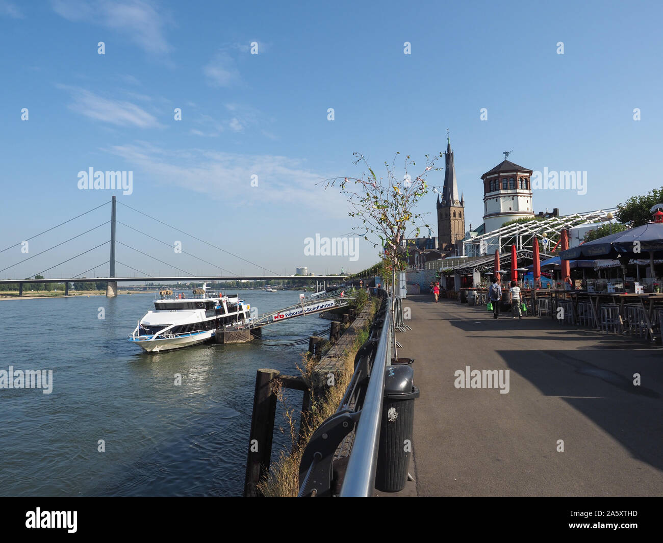 Düsseldorf, Allemagne - circa 2019 AOÛT : Rheinuferpromenade sur la banque du fleuve Rhein dans l'Altstadt (vieille ville) Banque D'Images