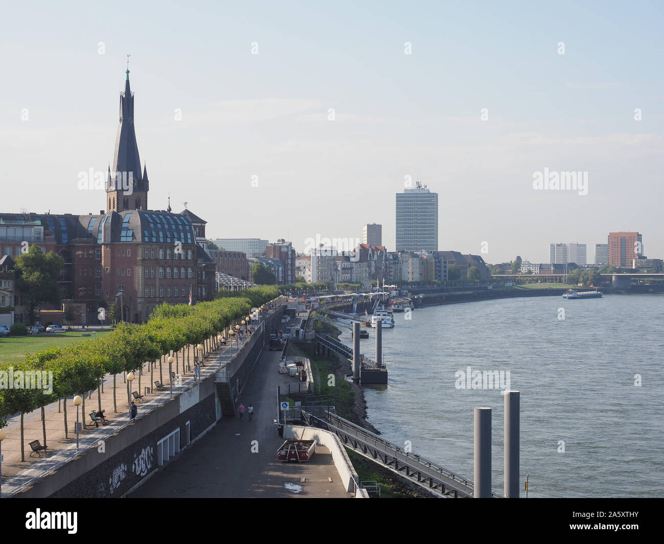 Düsseldorf, Allemagne - circa 2019 AOÛT : Rheinuferpromenade sur la banque du fleuve Rhein dans l'Altstadt (vieille ville) Banque D'Images