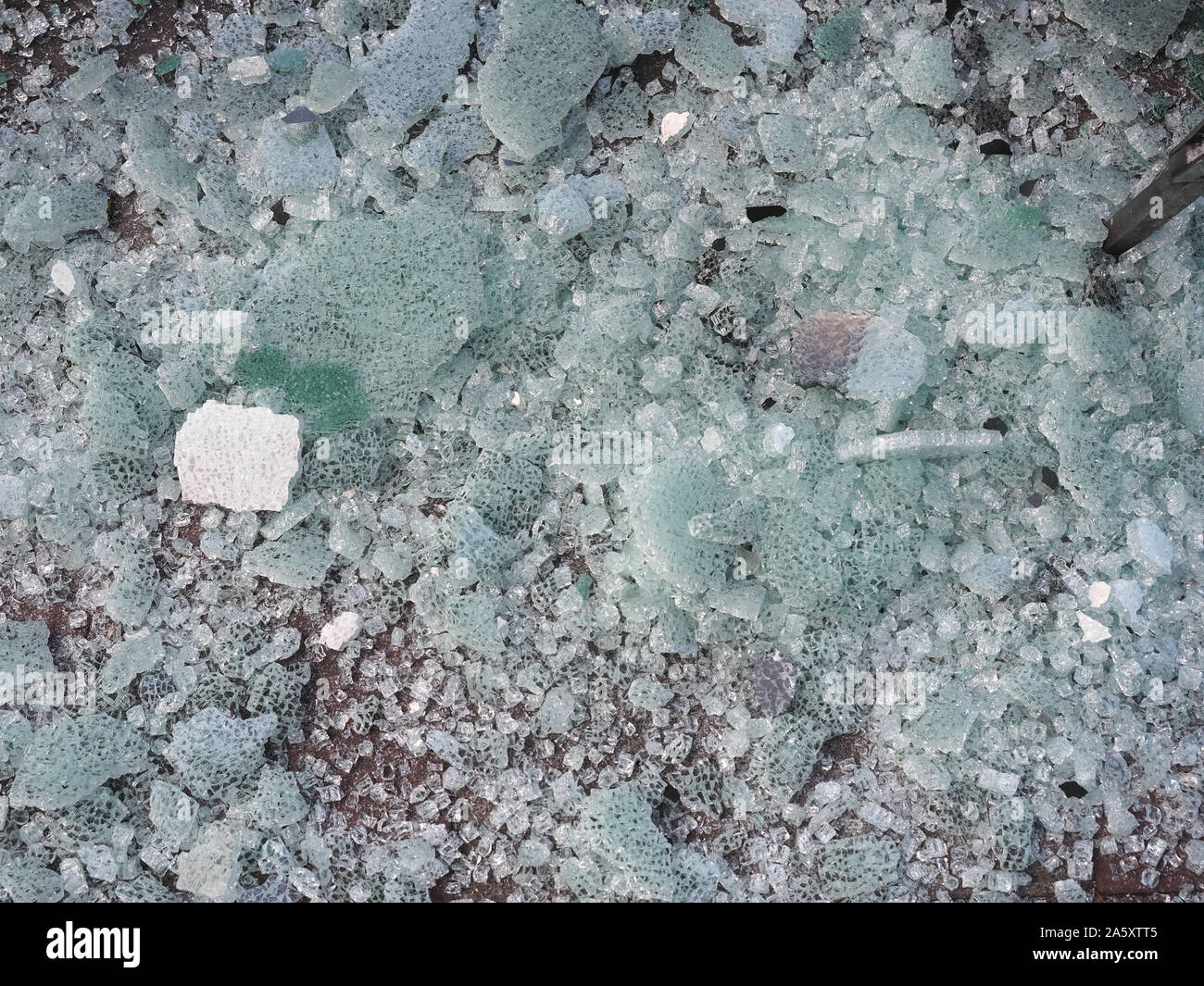 La texture de verre cassée utile comme arrière-plan Banque D'Images